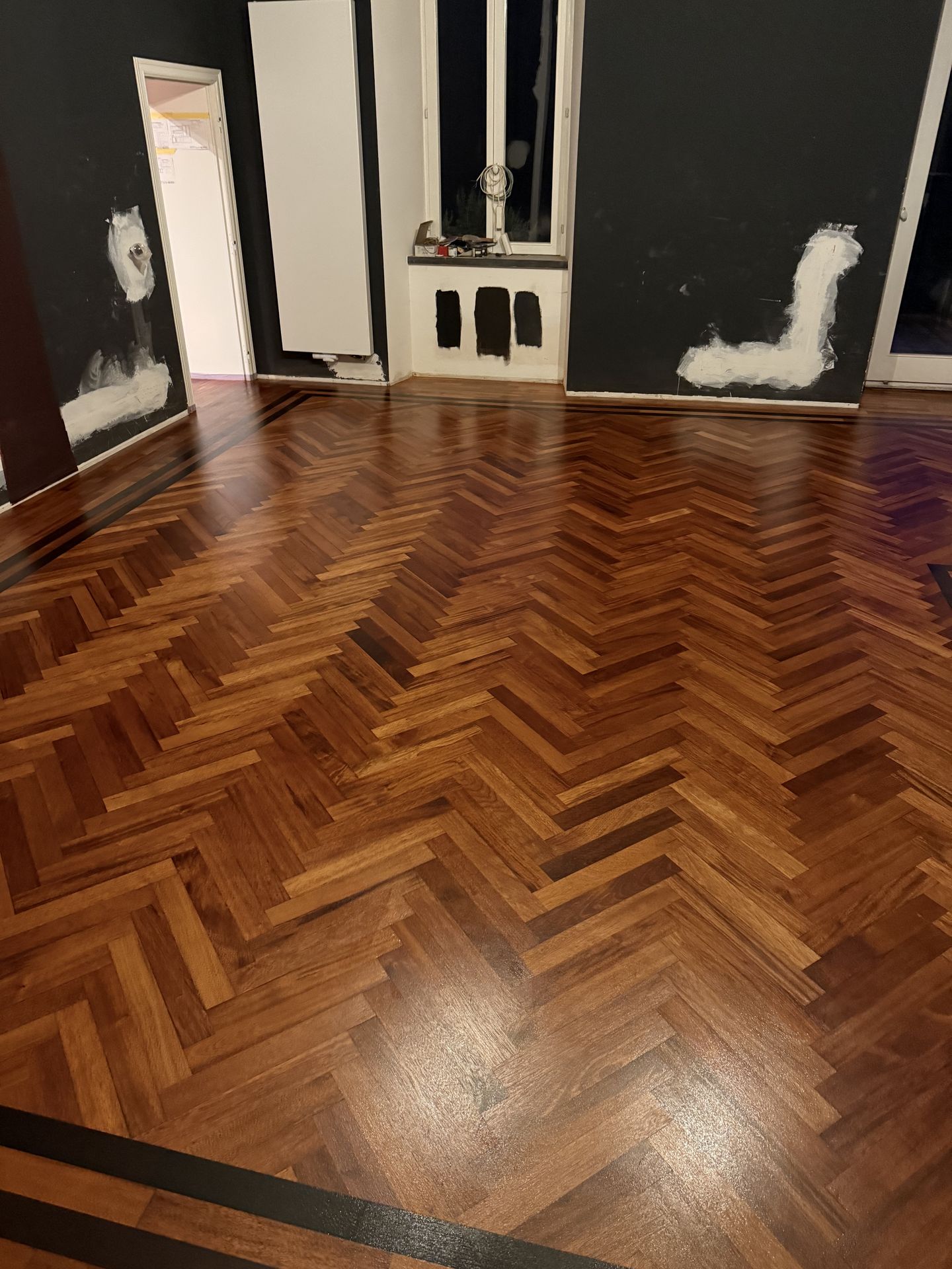 Parkettboden aus Mahagoni lackiert