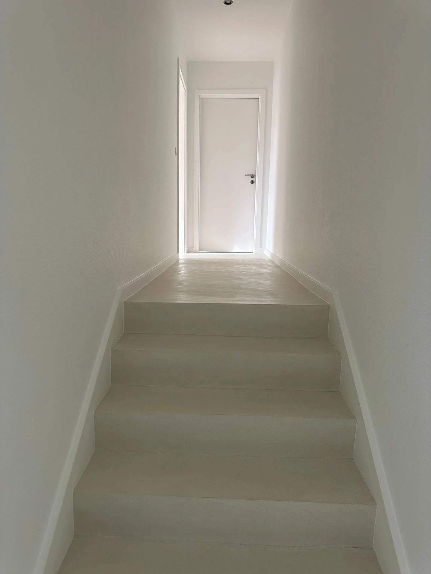 Fugenloser Boden und Treppe in Mikrozement