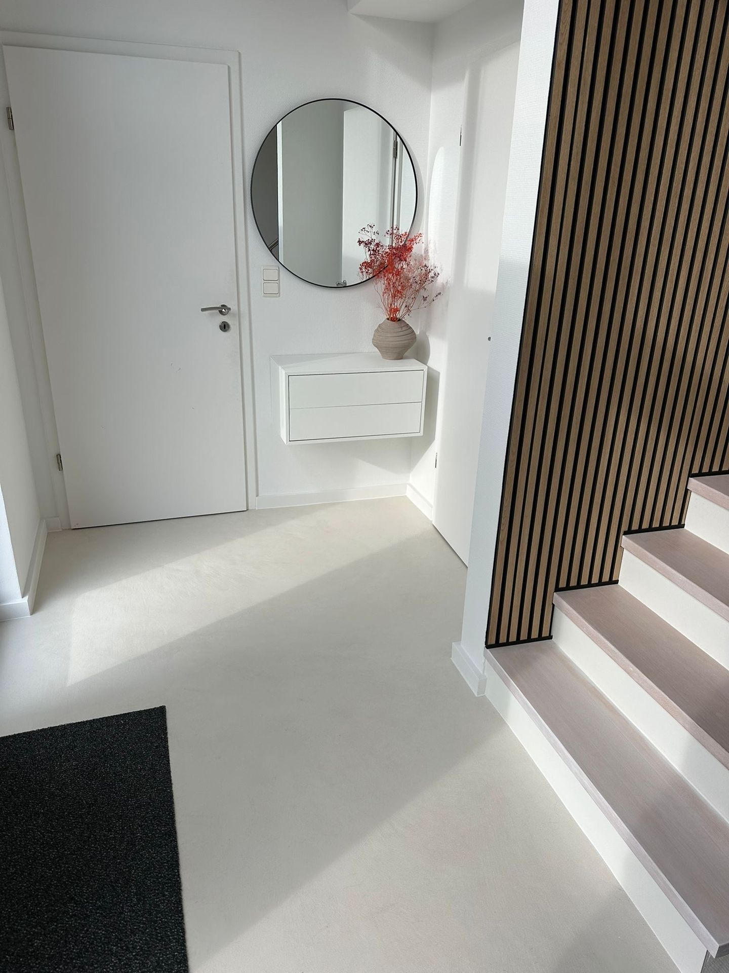 Fugenloser Boden und Treppe in Mikrozement