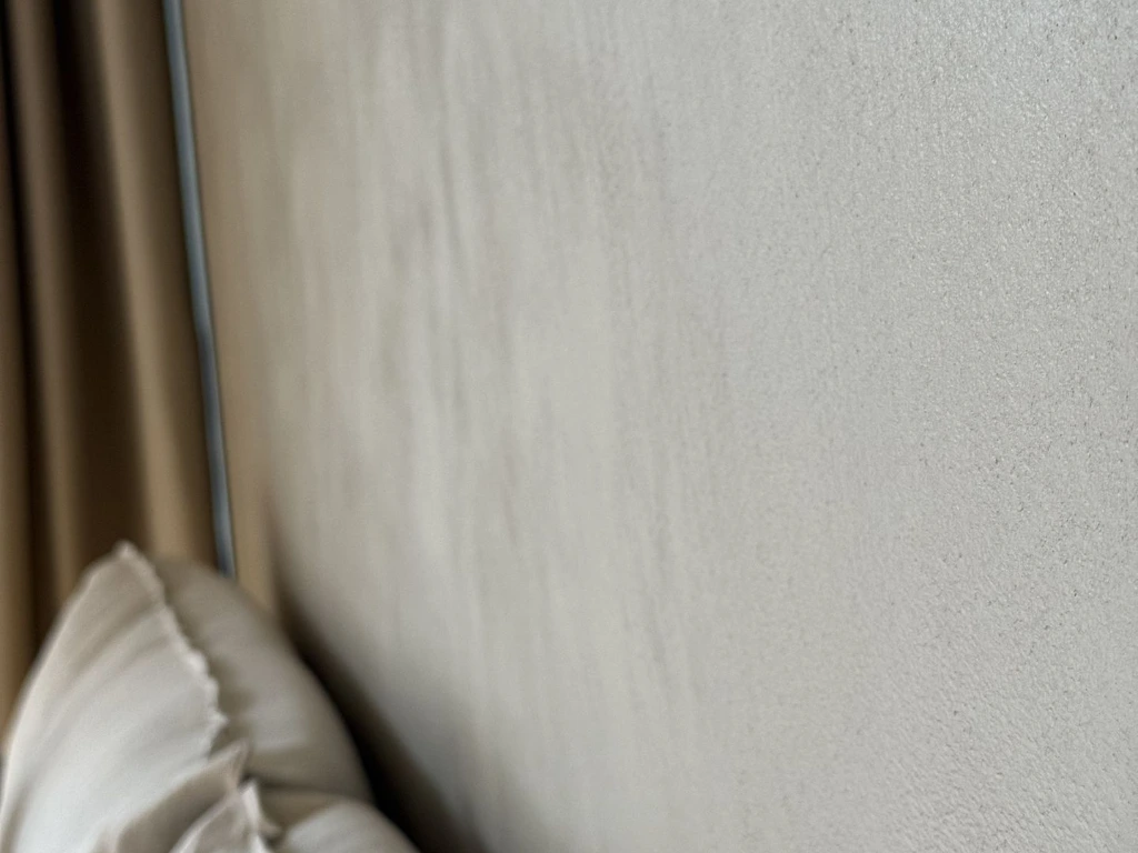 Mikrozement an der Wand 